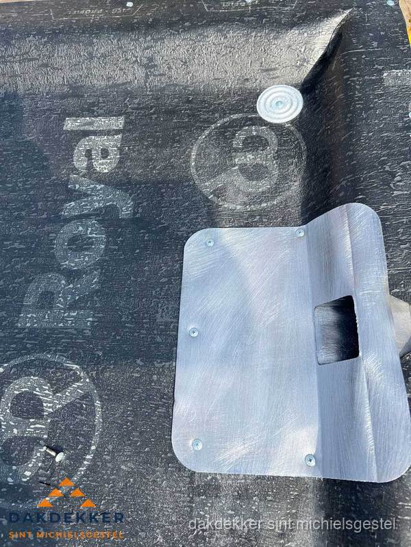 Dakgoot aansluiting op bitumen dak in Sint Michielsgestel