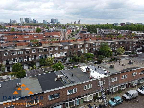 Spoed dakdekker aan het werk op plat dak in woonwijk Sint Michielsgestel