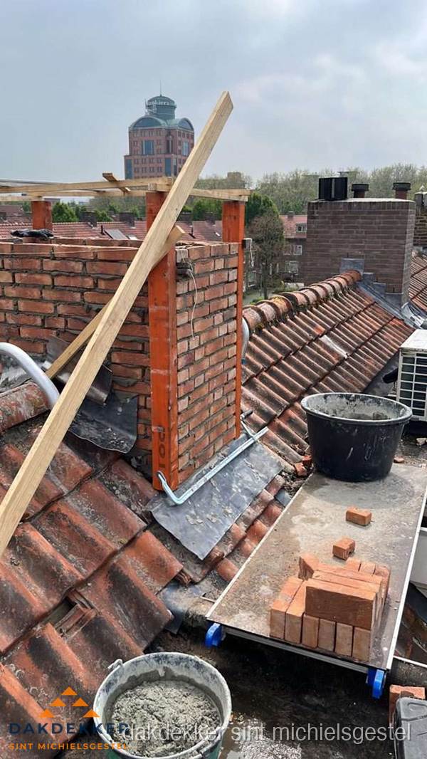 Schoorsteen renovatie met metselwerk op schuin dak in Sint Michielsgestel