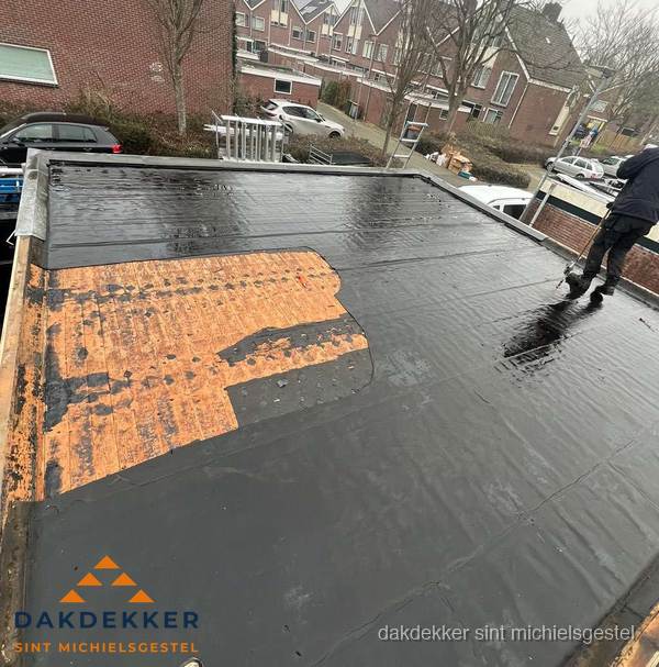 Dakdekker brengt EPDM dakbedekking aan op plat dak in Sint Michielsgestel