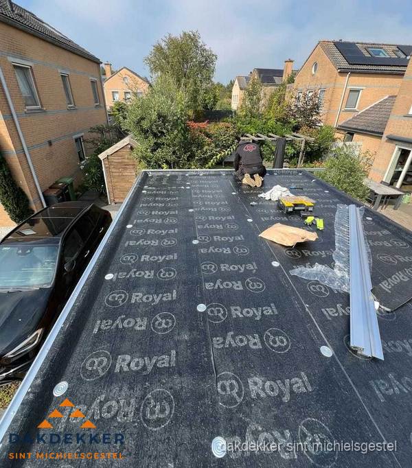 Dakdekker aan het werk op plat dak renovatie in Sint Michielsgestel