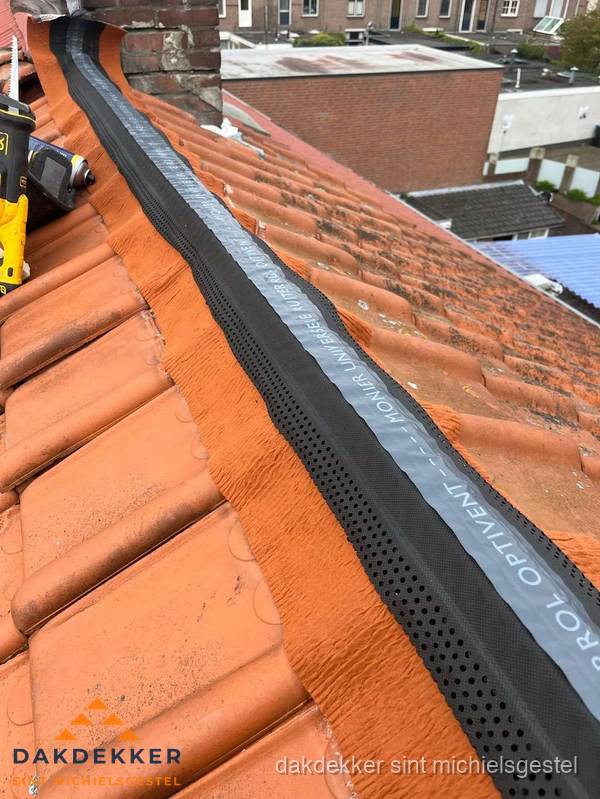 Nokventilatie installeren op hellend pannendak in Sint Michielsgestel