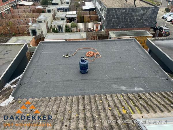 Plat dak met bitumen dakbedekking en brander in Sint Michielsgestel