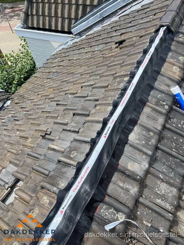 Nokvorst renovatie met Koramic nokrol op schuin pannendak in Sint Michielsgestel
