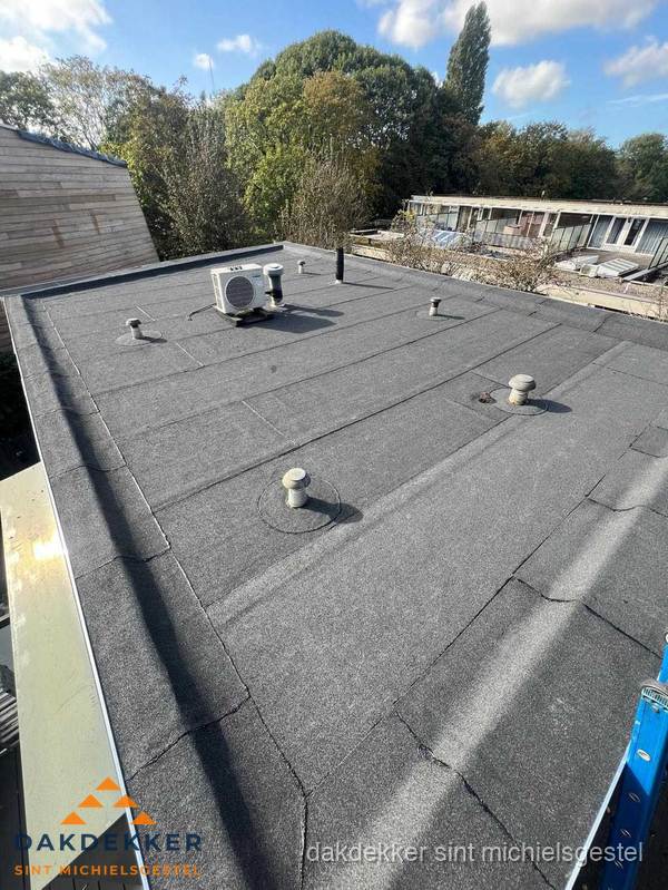 Kosten dakdekker: afgewerkt plat bedrijfsdak met bitumen in Sint Michielsgestel